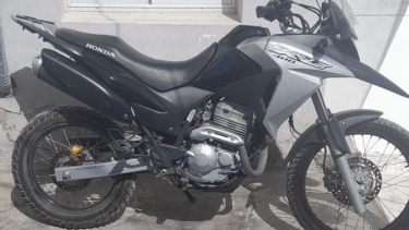 Una moto estacionada llamó la atención de la policía en Cervantes: era robada y valía millones