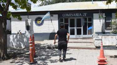 La Comisaría 21 intervino en el violento episodio ocurrido en zona norte de Roca.  Foto Juan Thomes.
