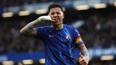 Enzo Fernández le ganó el duelo de campeones del mundo a Dibu Martínez.