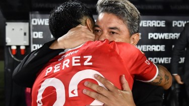 El saludo entre Enzo Pérez y Marcelo Gallardo en la previa de Estudiantes - River. Foto: Gentileza.