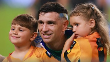 Emiliano Martínez realizó un posteo junto a su hija tras su lesión.