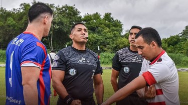 Atacaron a los árbitros en un partido del Torneo Regional Federal Amateur. Fotos: @deportivo_municipal_laleonesa.