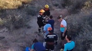 Video | Cayó en una depresión de la barda en Plottier y activó un rescate: así fue el operativo