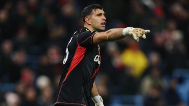 Dibu Martínez fue criticado por una leyenda de la Premier League. 