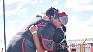Fabricio Becerra y el interminable abrazo con Sebastián Agostino. Gran sociedad entre el piloto y su preparador. (Fotos Prensa TC Neuquino)