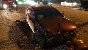 Violento choque en la Ruta 7 de Neuquén por una mala maniobra: dos personas hospitalizadas