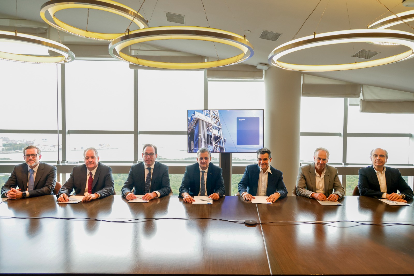 Los titulares de las 7 petroleras que participan del puerto exportador firmaron el aval al inicio de las obras.