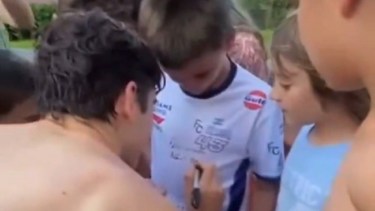 Franco Colapinto protagonizó un tierno momento con un grupo de niños en Argentina.