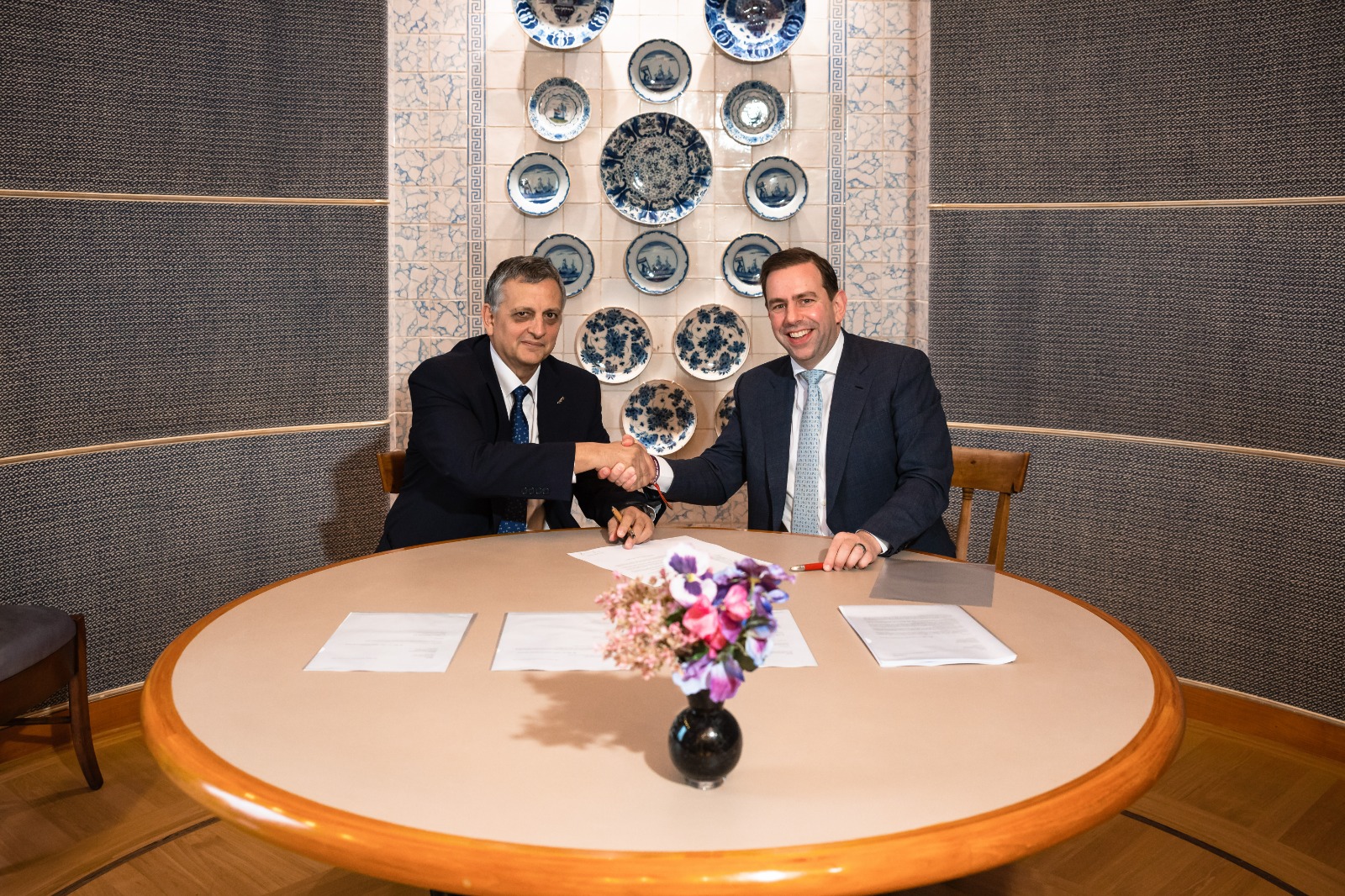 YPF selló el acuerdo con Shell y marcó la salida de Petronas del proyecto de GNL.