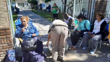 Los trabajadores despedidos se encadenaron en el municipio de Catriel. Gentileza