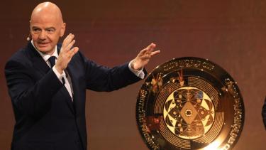 Gianni Infantino, presidente de FIFA, junto al trofeo del Mundial de Clubes.