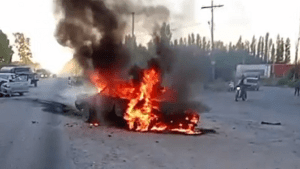 Fuerte choque sobre Ruta 22, en Roca: un auto ardió en llamas y hay dos personas hospitalizadas