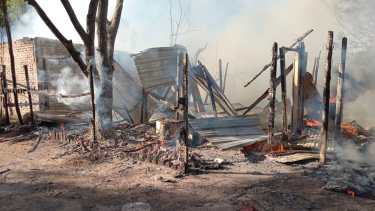 Feroz incendio a orillas del río Neuquén. Foto: gentileza.