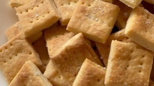 Solo 3 simples pasos para estos bizcochitos de grasa caseritos