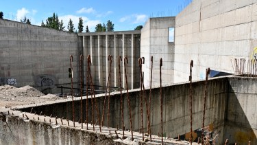 El gigantesco edificio demandó una cuantiosa inversión a comienzos de los años 80, y permanece abandonado. (Alfredo Leiva)