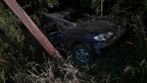 Perdió el control en la colectora de la Ruta 22 y chocó contra un poste de luz, en Chichinales