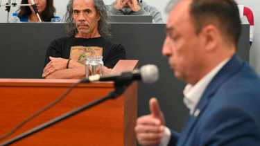 Roberto Uriarte, papá de Otoño, miró atentamente a Daniel Jara mientras declaraba. Foto Flor Salto.