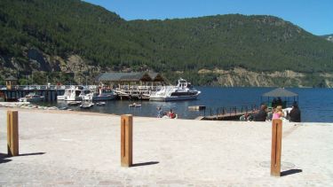 Se rehabilitó el uso de la costanera del lago Lacar, para este verano. Foto: Gentileza Municipio de San Martín de los Andes. 