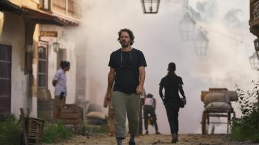 De paseo por Macondo. Alex García López recorre una de las locaciones en que fue filmada la serie producida por Netflix.