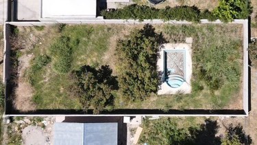 Vista aérea del terreno atribuido a Gloria Ruiz en el que se construyó la piscina en Plottier.