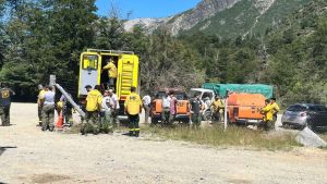 Avanza el incendio al sur de Bariloche: «Es imposible ingresar, el terreno es inseguro e inestable»