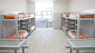 Trasladan detenidos hacia el penal de Roca. Foto: Gobierno de Río Negro. 