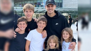 Mauro Icardi junto a sus hijos. 