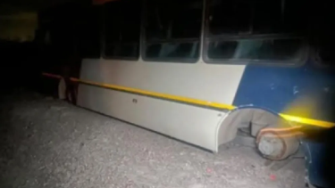 Colectivo quedó varado sobre Ruta 22 y fue vandalizado. 