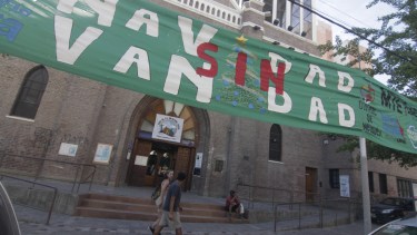 El voluntariado de la diócesis Neuquén invitó a una Nochebuena frente a la Catedral el 24, a la Cena de Navidad con personas en situación de calle (foto Oscar Livera)