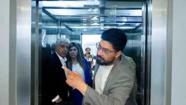 Gloria Ruiz y sus abogados, este miércoles en la Ciudad Judicial. (Emiliano Ortiz)