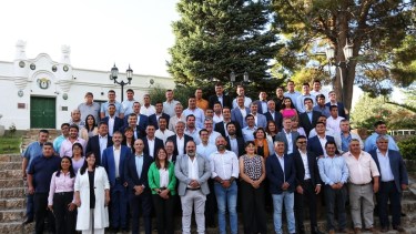 El gobernador Rolando Figueroa junto a los intendentes de Neuquén. Foto: gentileza.