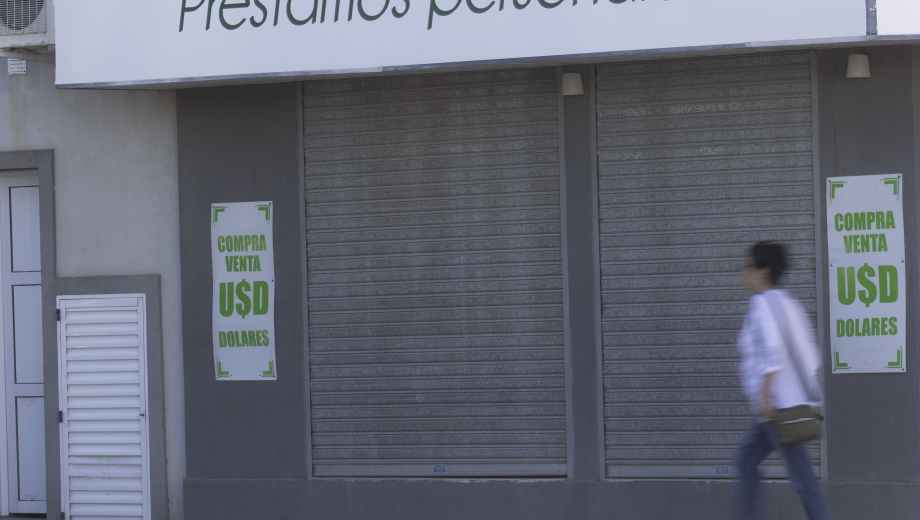 Los empleados estatales de Río Negro no tienen un tope de descuento de sus salarios por los préstamos que toman. Archivo