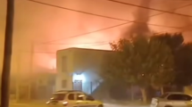 Imagen de Feroz incendio en una vivienda de Roca: habría sido producto de una falla electrica