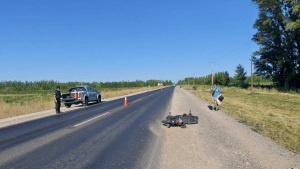 Cayó con su moto por la mala maniobra de un camión en la Ruta 22, cerca de Allen