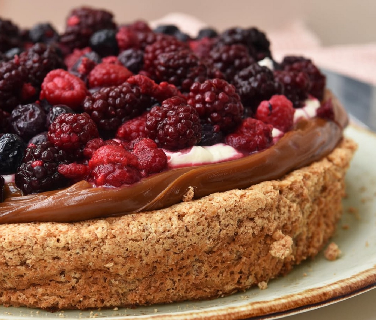 Receta de torta sin harinas: nuez, dulce de leche y frutos rojos