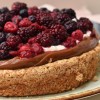 Imagen de Cómo hacer una torta sin harinas, apta celíacos... de nuez, dulce de leche y frutos rojos