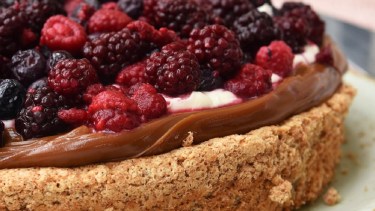 Cómo hacer una torta sin harinas, apta celíacos… de nuez, dulce de leche y frutos rojos