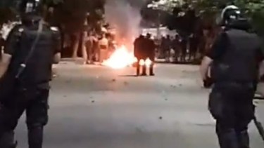 Video | Caos de madrugada en Neuquén por el femicidio de Natalia Vilte: vecinos quieren echar del barrio al acusado