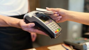 Visa y Mastercard deberán resarcir a miles de usuarios: Cómo solicitar tu pago 