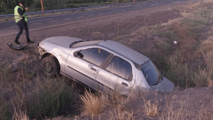 Perdió el control sobre Ruta 22, despistó y terminó adentro de un zanjón en Chichinales