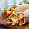Imagen de Cómo hacer unos wraps de pollo y verduras: una comida liviana que se resuelve en pocos minutos