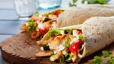 Cómo hacer unos wraps de pollo y verduras para preparar con los más chicos