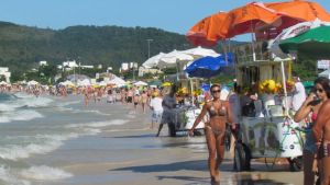 Cuánto sale comprar comida en las playas de Brasil este verano 2025