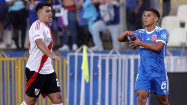 El Huevo Acuña fue titular en el primer River del 2025. Poblete anotó el 1-1 para la U. (FBaires)
