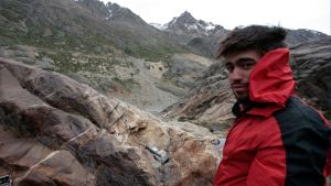 Rodrigo es un geólogo de Río Negro que descubrió la edad de las rocas más antiguas de los Andes
