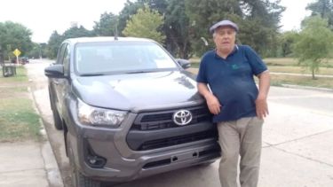 Oscar Carranza, el camionero que recibió un inédito regalo por su trayectoria laboral. Crédito: El Diario de La Pampa. 
