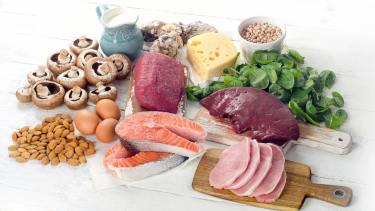 Mantener niveles adecuados de vitamina B12 no solo mejora la salud cardiovascular, sino que también asegura un equilibrio integral en el organismo.