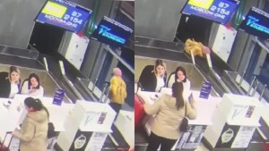¡Insólito!: una señora confundió la cinta de equipaje con la puerta de acceso al avión y se hizo viral