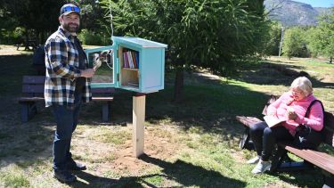 Leonardo Galbán donó la primera biblioteca a la Fundación Intecnus. Foto: Chino Leiva