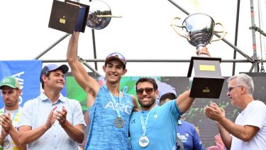Julián Salinas y Juan Ignacio Cáceres, reciben las copas en la premiación de la Regata. Foto: Marcelo Ochoa